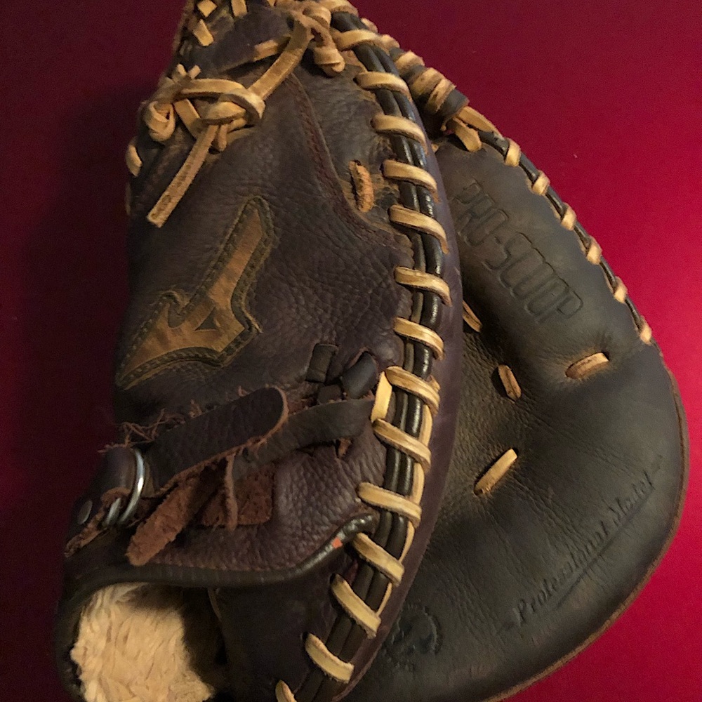 Mizuno Pro Scoop GXC 90B1 33.5” Right Hand Throw Catcher’s Mitt